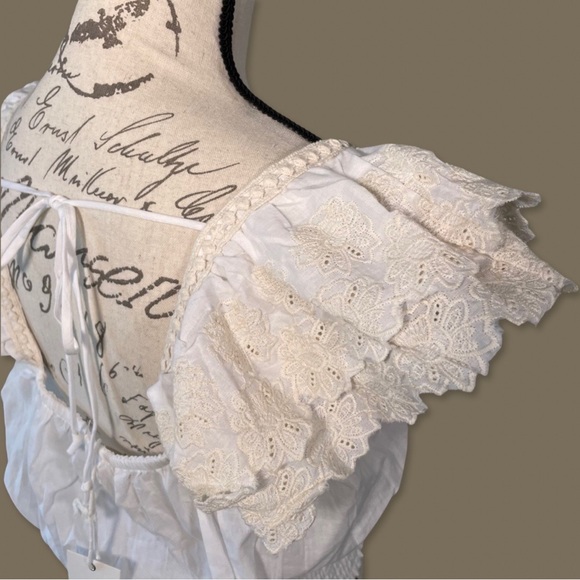 Jennifer & Grace Beige Eyelet Lace Ruffle V Neck Blouse - S - Picture 6 of 14